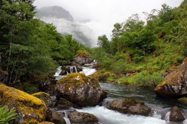 Folgefonna ulusal park, Hordaland İlçesi, Norveç Gölü Bondhus dışarı akan nehir Bondhuselva