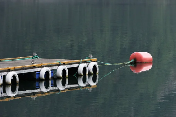 Vieille Jetée Avec Pneus Caoutchouc Blanc Barillet Flottant Plastique Rouge — Photo