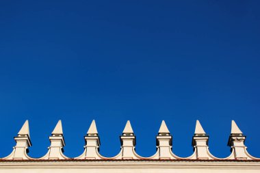 Bir kale duvarında dekoratif merlons