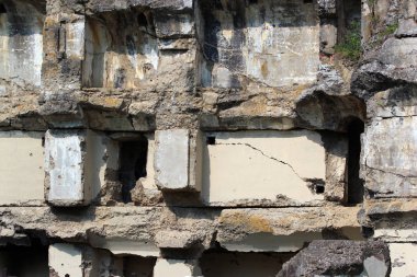 Terk edilmiş inşaat sahasında beton duvarlar yıkıldı
