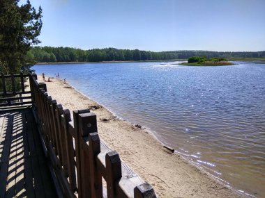 Zwierzyniec, Roztocze Milli Parkı yakınındaki göl yankı. Yeşil Velo bisiklet yolu görünümünden, Doğu Polonya'da en uzun sürekli olarak işaretli döngüsü iz.