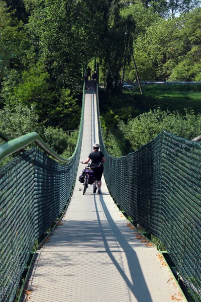 Motociclista Caminando Por Una Pasarela Sobre Río San Ruta Bicicletas — Foto de Stock