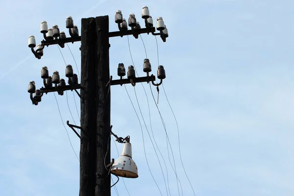 Velho Pilão Elétrico Madeira Abandonado Com Isoladores Fios — Fotografia de Stock