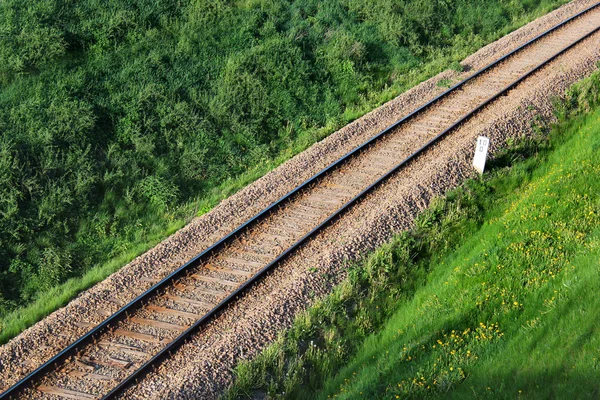 Terraplén Del Ferrocarril Sobre Hierba Verde —  Fotos de Stock