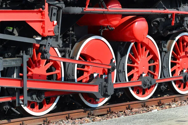 蒸汽机车的红色彩绘轮子 — 图库照片