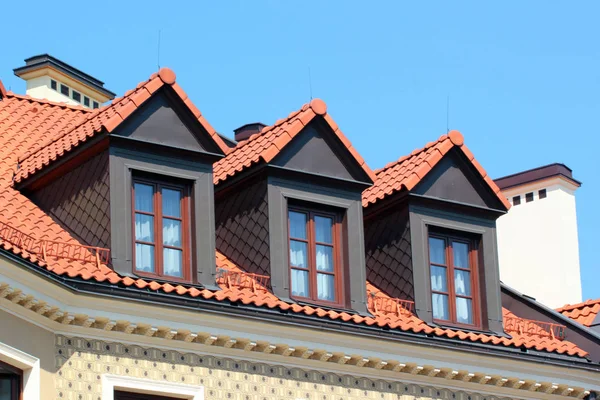 Ventanas Del Ático Contra Fondo Azul Del Cielo —  Fotos de Stock