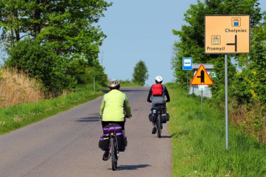Chotyniec, Polonya - 5 Mayıs 2018: Yeşil Velo bisiklet yolu üzerinde sürme Motorcular, en uzun sürekli döngüsü iz Doğu Polonya işaretli.