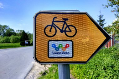 Metropol, Polonya - 2 Mayıs 2018: İşareti plaka üzerinde yeşil Velo bisiklet yolu, Doğu Polonya'da en uzun sürekli olarak işaretli döngüsü iz. 