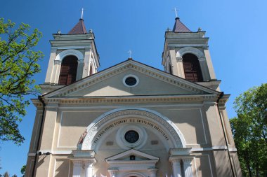 Metropol, Polonya - 3 Mayıs 2018: Metropol, Lublin Voyvodalığı, Kutsal Bakire Meryem Immaculate Conception Parish Kilisesi. Popüler turist merkezidir pitoresk konumu nedeniyle.