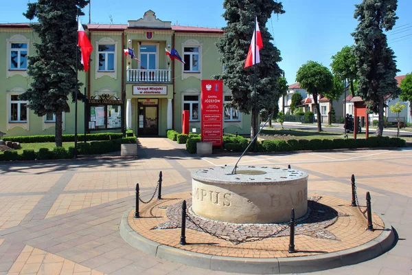 Jozefow Polonia Mayo 2018 Reloj Sol Frente Edificio Del Ayuntamiento — Foto de Stock