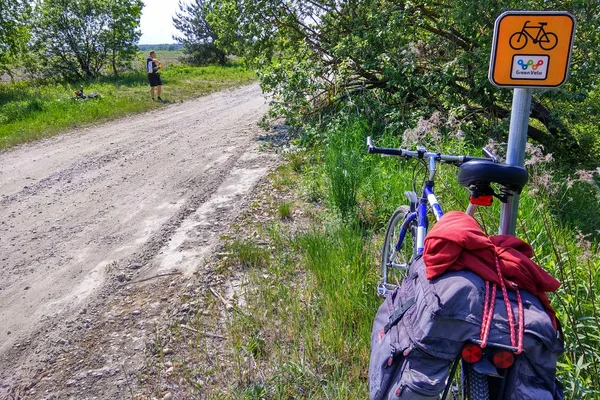 Korczowa, Polonya - 5 Mayıs 2018: İşareti plaka üzerinde yeşil Velo bisiklet yolu, Doğu Polonya'da en uzun sürekli olarak işaretli döngüsü iz