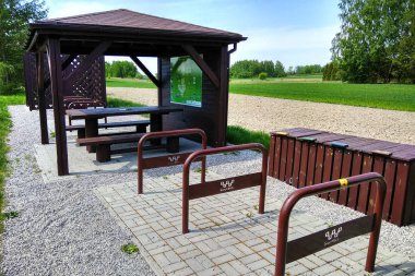 Kulikow, Polonya - 2 Mayıs 2018: Bisikletçi hizmet noktası yeşil Velo bisiklet yolu, Doğu Polonya'da en uzun sürekli olarak işaretli döngüsü iz üzerinde.