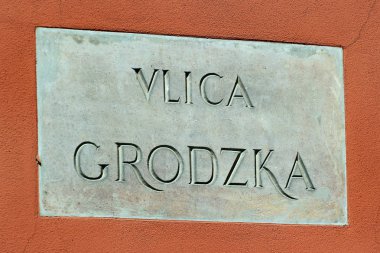 Lublin, Polonya - 30 Nisan 2018: Grodzka Street, Lublin eski şehir Yahudi parçası Hıristiyan bir tarihi geçit adını işaretiyle.