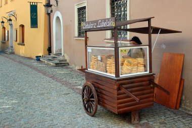 Lublin, Polonya - 30 Nisan 2018: Street stall cebularz, Lublin mutfağının geleneksel Yahudi yemeği ile. Buğday hamur krep doğranmış soğan ve haşhaş tohumu ile tepesinde.