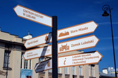 Lublin, Polonya - 30 Nisan 2018: Turist bilgi tabelasını Lublin şehrin merkezi tarihi ana konumlar gösteren oklar ile.