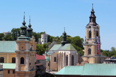 Przemysl, Polonya - 6 Mayıs 2018: Przemysl Katedrali ve Old Town, saat kulesi görüntülendi. Przemysl en eski ve en güzel Lehçe kasaba olduğunu. 