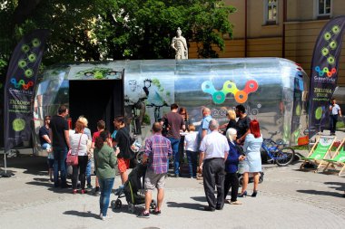 Przemysl, Polonya - 6 Mayıs 2018: İnsanlar yeşil Velo bisiklet yolu, Doğu Polonya'da en uzun sürekli olarak işaretli döngüsü iz promosyon otobüse toplanın.