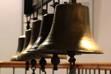 Przemysl, Polonya - 6 Mayıs 2018: Çan Müzesi ve borular, Eylül 2001 yılında kurulan ve Old Town, geç Barok Saat Kulesi içinde bulunan.