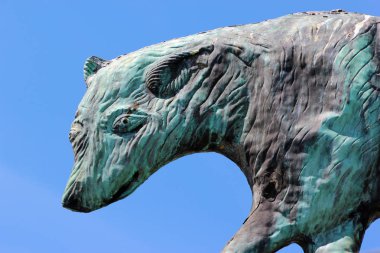 Przemysl, Polonya - 6 Mayıs 2018: Weather vane Barok Saat Kulesi üstünde tepe-in yüklü. Przemysl arması uzun adımlarla bir boz ayı ve Malta haçı bitti mi.