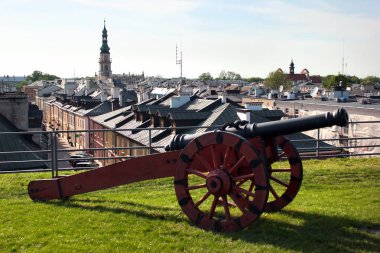 Zamosc, Polonya - 1 Mayıs 2018: Arsenal Müzesi tahkimatı ve silahlar, Zamosc Müzesi bir bölümü.
