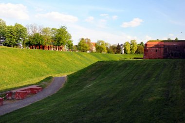 Zamosc, Polonya - 1 Mayıs 2018: Arsenal Müzesi tahkimatı ve silahlar, Zamosc Müzesi bir bölümü.
