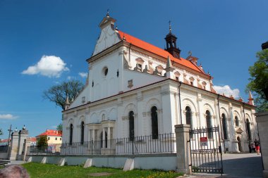 Zamosc, Polonya - 1 Mayıs 2018: Zamosc Katedrali, eski Collegiate Kilisesi, aslında 1587 inşa edilmiş. Eski Zamosc UNESCO Dünya Miras Listesi ve popüler turizm şehridir.