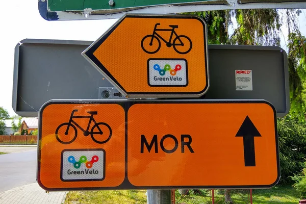 Stubno, Polonya - 5 Mayıs 2018: İşareti tabak yeşil Velo bisiklet yolu Doğu Polonya.