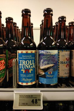 Kinsarvik, Norveç - 22 Haziran 2018: Trolltunga (Troll dil) bira şişeleri yerel bir mağaza. Trolltunga ulusal bir simgesi ve bölge için önemli bir turistik dönüştü muhteşem bir uçurum olduğunu.