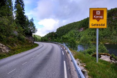 Setesdal, Norveç - 12 Haziran 2018: Yön Kjeragbolten için gösterilen üye Road, sıkışmış bir kaya Kjerag dağda dağın yarık ve popüler bir turizm.