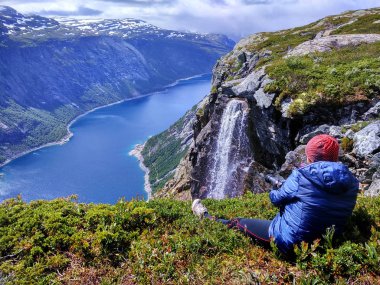 Kadın Trolltunga, Norveç'e yolda Ringedalsvatnet Gölü Fotoğraf çeker