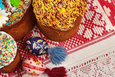 Mutlu Paskalya kek ve İsa Rusça arttı kelimelerle boyalı yumurta