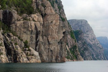 Uçurum ve kayalık kıyıları Lysefjord, Norveç