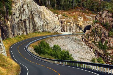 Boş sahil yolu boyunca Erfjorden, Rogaland İlçesi, Norveç