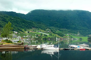 Ulvik, Norveç - 24 Haziran 2018: Ulvik görünümü köyü Hordaland County, kıyı parklarla ve güzel kırsal manzara ile Ulvikafjord, sonunda popüler tatil.