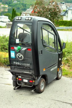 Ulvik, Norveç - 24 Haziran 2018: Mini kalırsam, Ulvik, Hordaland İlçe Park yerinde. Kuzey Avrupa, İskandinavya'özellikle İskandinav koşulları için yapılan en çok satan scooter.