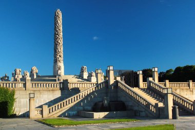 Oslo, Norveç - 26 Haziran 2018: Heykel çalışmaları ve Gustav Vigeland şık Park, popüler turizm Norveç başkenti sanatsal nesneler.