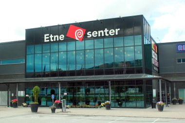 Etne, Norveç - 17 Haziran 2018: Etne Merkezi, en büyük alışveriş merkezi Etne Köyü, Hordaland İlçesi, Norveç.