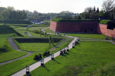 Zamosc, Polonya - 1 Mayıs 2018: Kırmızı tuğla duvarlar ve burç eski Zamosc fortress, Unesco Dünya Mirası ve Doğu Polonya popüler bir turizm.