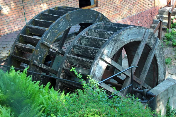 Velhas rodas moinho de água de madeira — Fotografia de Stock