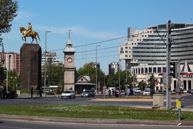 Kayseri, Türkiye - 2 Mayıs 2013: Hilton Kayseri otel, merkezi Kayseri şehir Saat Kulesi ve Atatürk Anıtı.