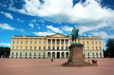 Oslo, Norveç - 26 Haziran 2018: Oslo Kraliyet Sarayı (Slottet) ve heykel, Kral Charles John XIV Saray Meydanı.