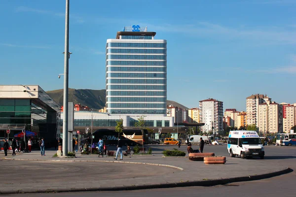 Kayseri, Türkiye - 2 Mayıs 2013: Ommer Hotel Kayseri, bir 5 yıldızlı otel ve alışveriş merkezi Kayseri şehir otobüs garının yanında.