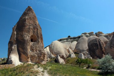 Şehir Cavuşin Kapadokya, Türkiye'de kaya oluşumları yakınındaki antik mağara