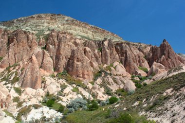 Şehir Cavuşin Kapadokya, Türkiye'de kaya oluşumları yakınındaki antik mağara