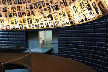 Jerusalem, İsrail - 3 Aralık 2013: Hall in adlarında Yad Vashem Holocaust memorial kompleksi.