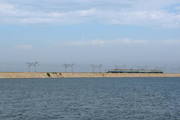 Comboio Linha Causeway Kakhovka Water Reservoir Ucrânia — Fotografia de Stock