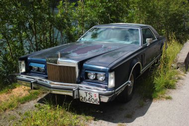 Lofthus, Norveç - 22 Haziran, Lincoln Continental Mark V, yol kenarında. Kişisel lüks coupe Ford Motor Company için 1979 model yıl Lincoln bölümü 1977 arasında tarafından pazarlanan oldu.