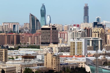 Bakü, Azerbaycan - 26 Nisan 2017: Cityscape, Bakü, Azerbaycan'ın başkenti. Icherisheher eski şehir, şehrin tarihi merkezinde yer alan Bakı ş., Unesco Dünya mirası olduğunu.