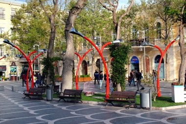 Bakü, Azerbaycan - 25 Nisan 2017: Çeşme Meydanı, yerli halk ve turistler Bakü, Azerbaycan ve önemli turizm başkenti şehir merkezinde arasında popüler bir yer.