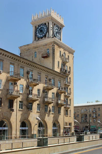 Baku Azerbaijão Abril 2017 Montina Clock Tower Antigo Edifício Residencial — Fotografia de Stock